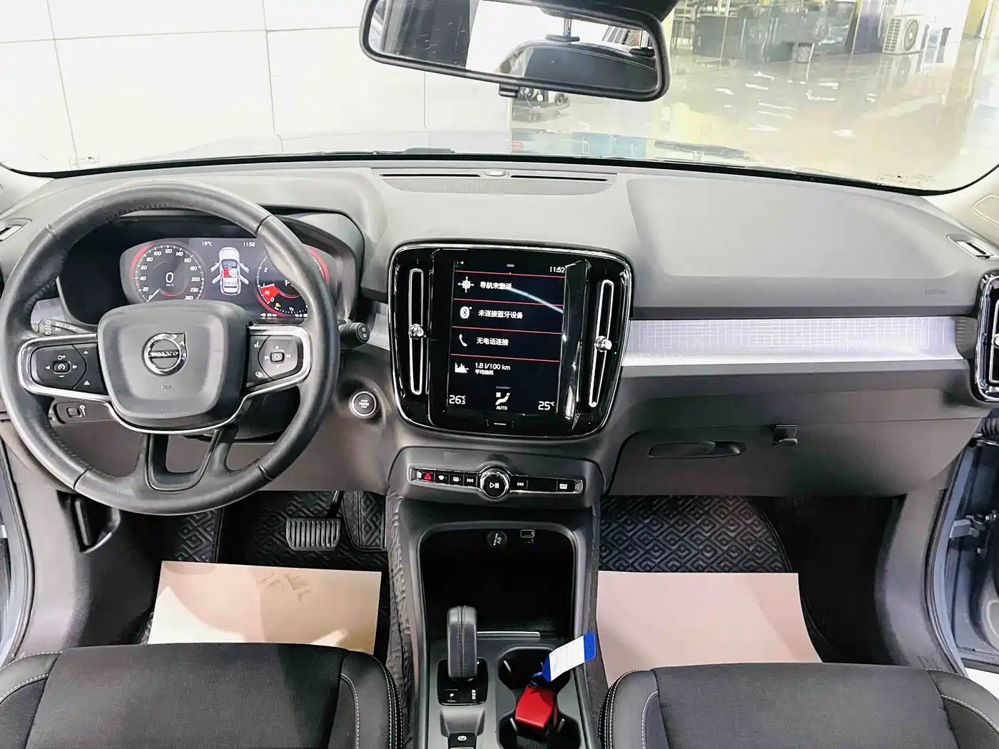 VOLVO XC40