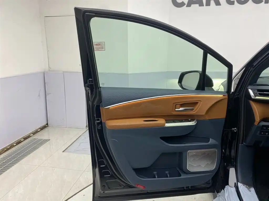 Toyota Granvia 2024 2.5L Hybrid Comfort фото 18