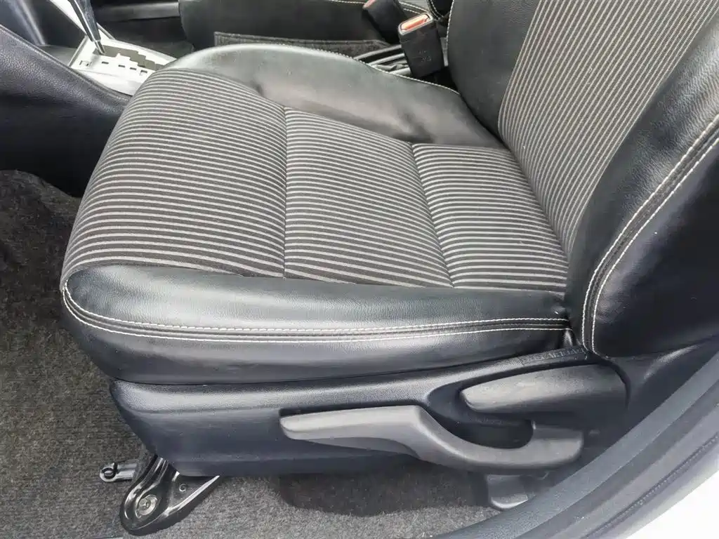 Toyota YARiS L Zhi Xuan 2015 1.5G Auto Sunroof Special Edition фото 20
