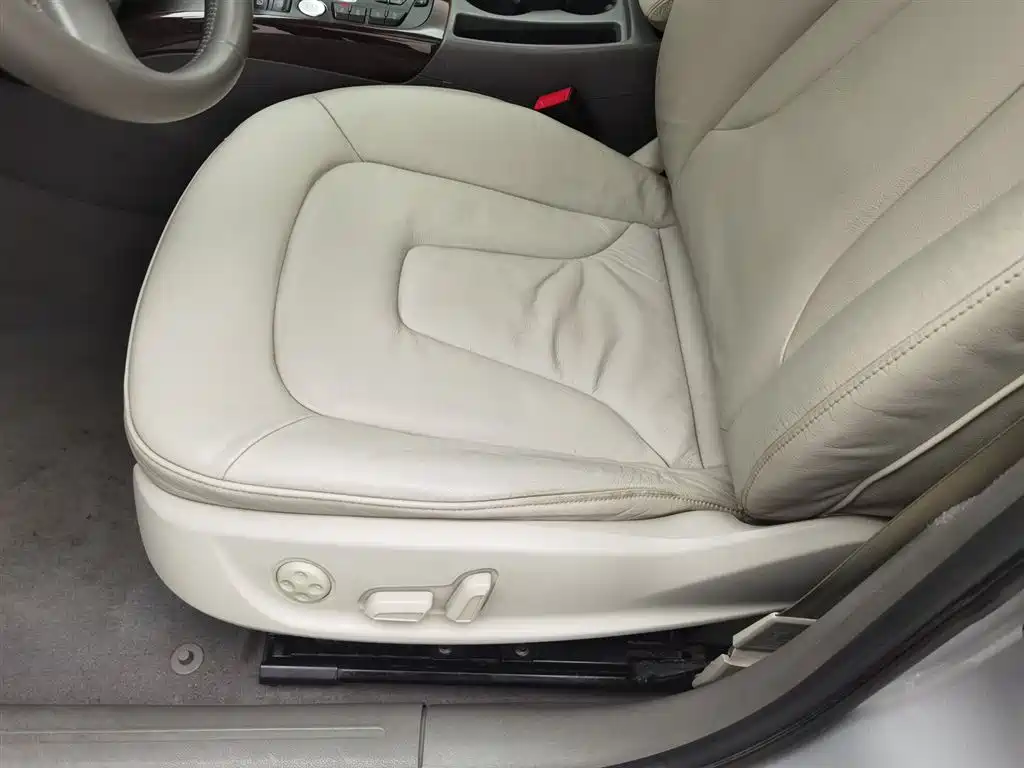 Audi A4L 2010 2.0 TFSI Luxury фото 20