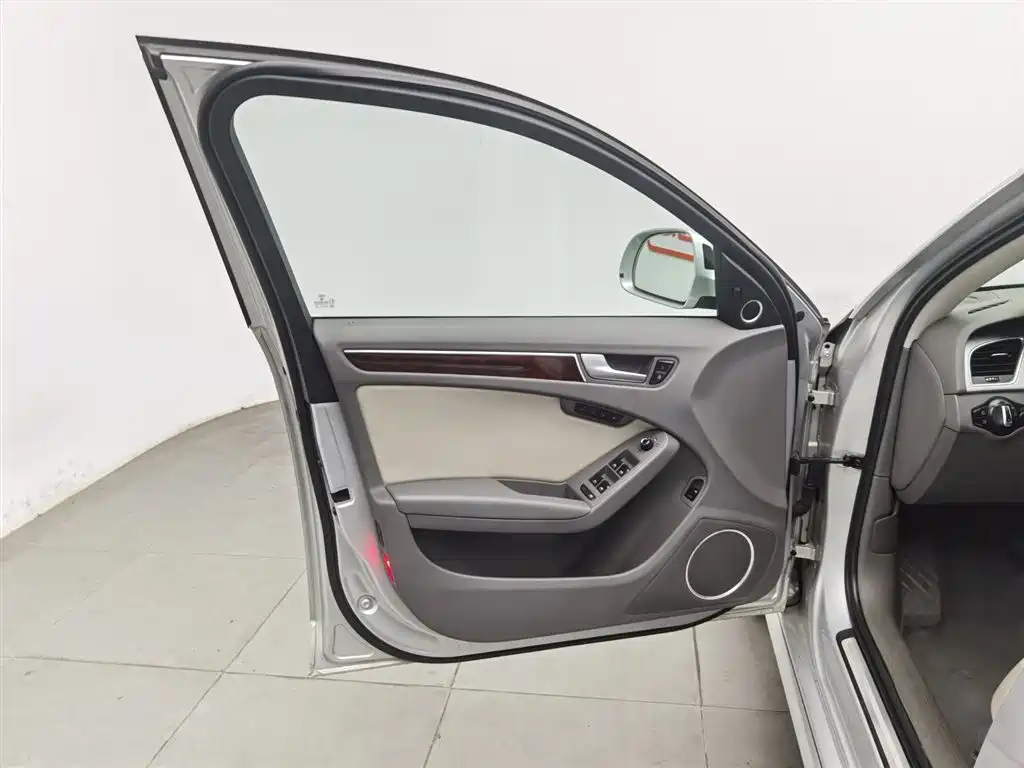 Audi A4L 2010 2.0 TFSI Luxury фото 8