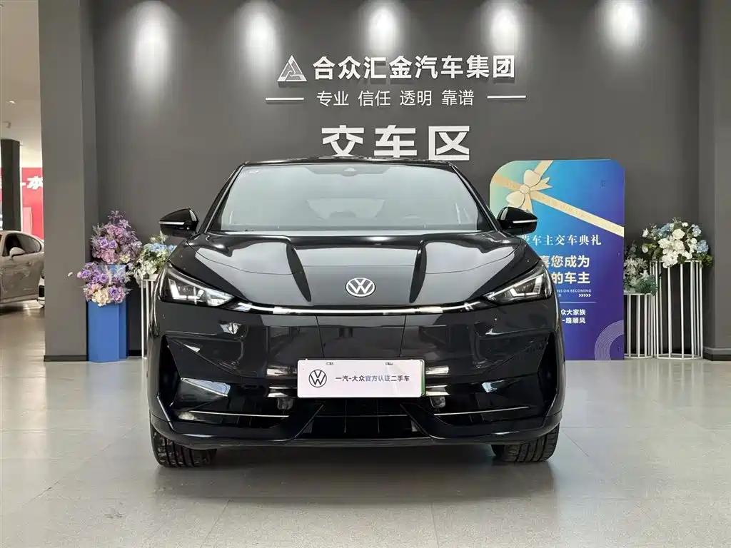 VOLKSWAGEN WITH THE CROWD 06