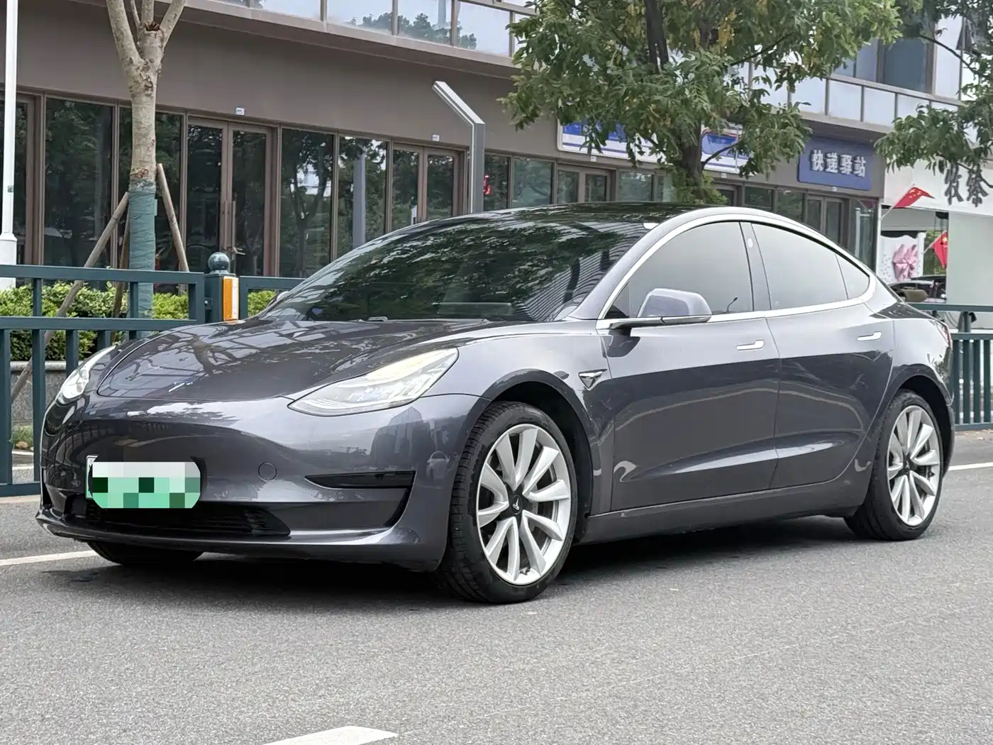 Фото 1 - Tesla Model 3