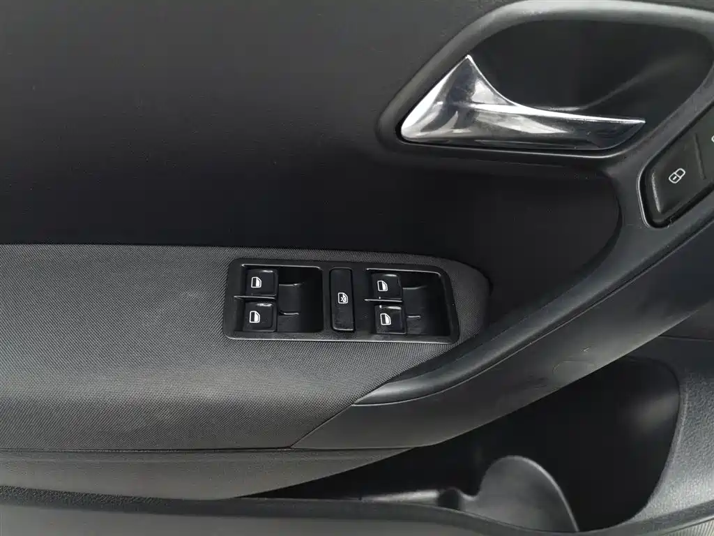 Volkswagen Polo 2018 1.5L Manual Safe Drive фото 9