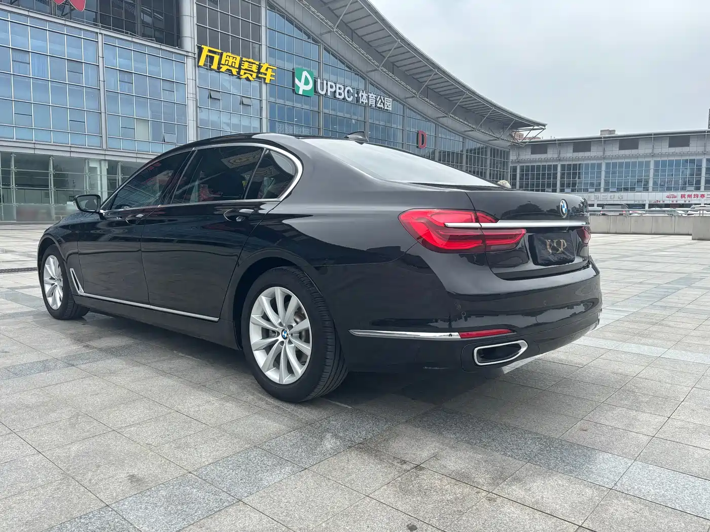 BMW 7 Series 2016 730Li Leading фото 4