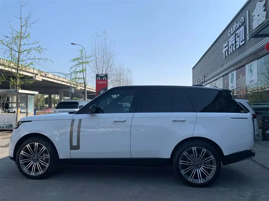 Land Rover Range Rover 2023 3.0 L6 360PS Golden Age Edition фото 5