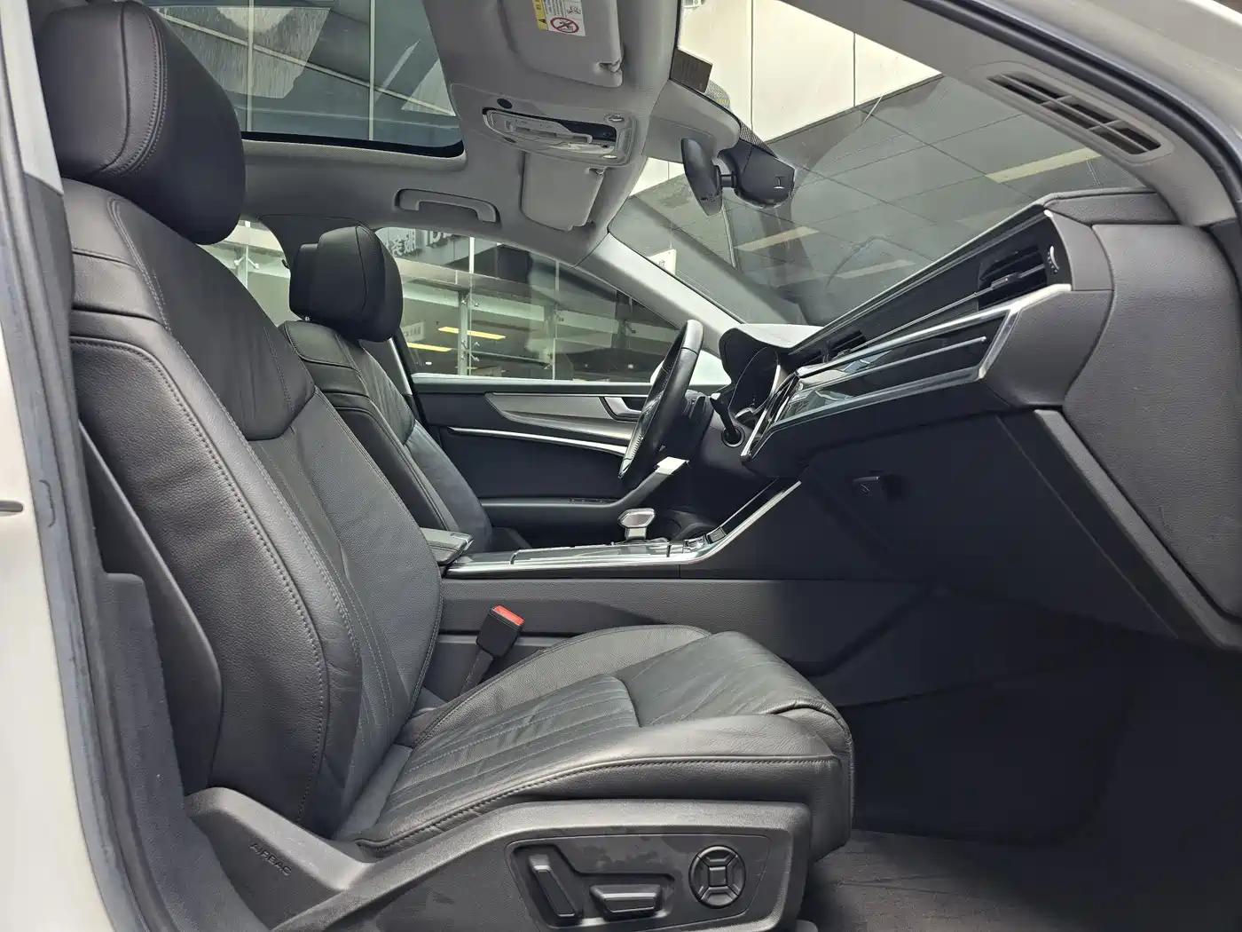 Фото 10 - Audi A6L
