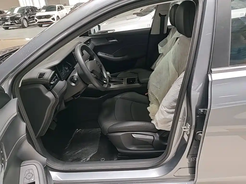 Фото 15 - Roewe i5