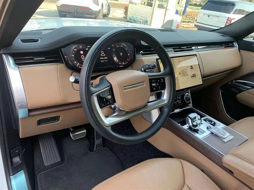Land Rover Range Rover 2023 3.0 L6 360PS Golden Age Edition фото 10