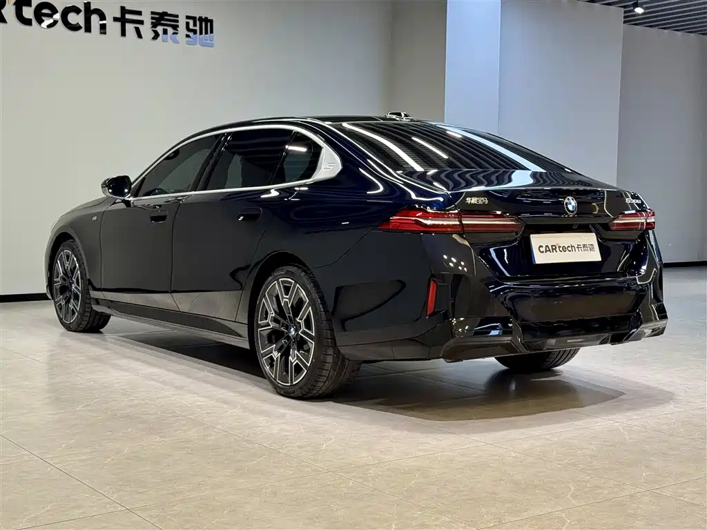 BMW 5 Series 2025 530Li Premium M Sport Package фото 6