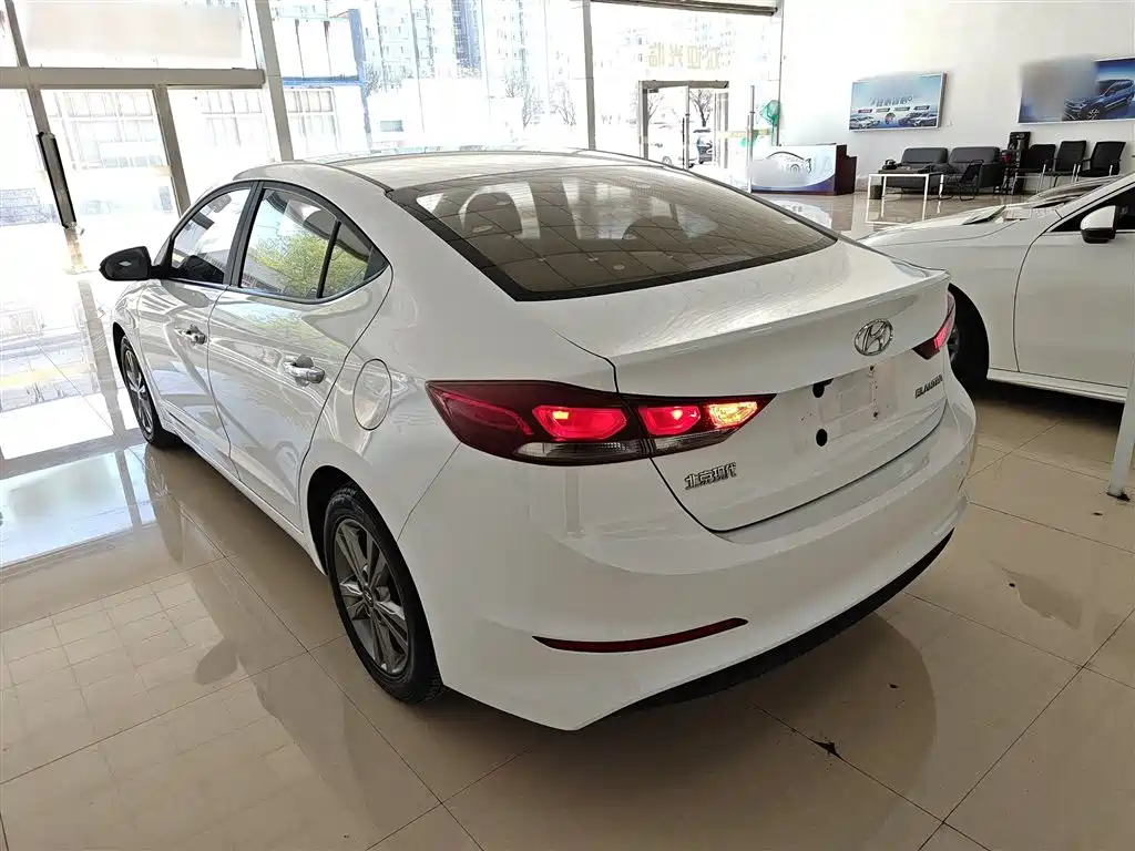 Hyundai Elantra 2016 1.6L Manual Smart·Youth Edition фото 5
