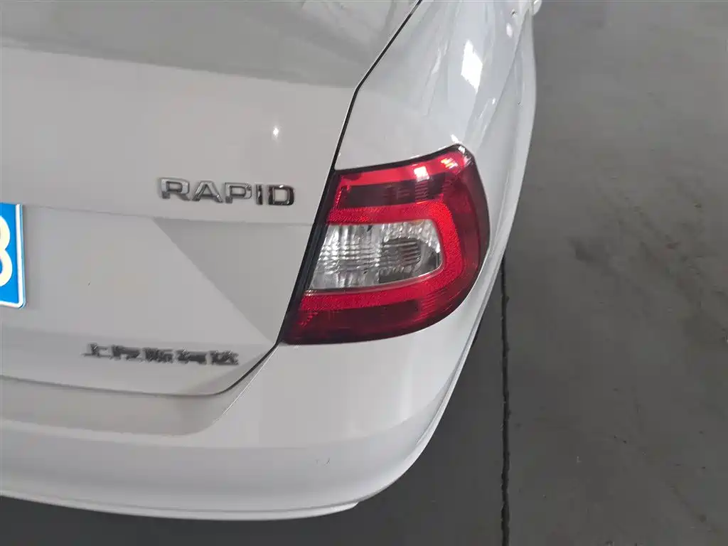 Škoda Rapid 2016 1.6L Manual Pioneer Edition фото 8