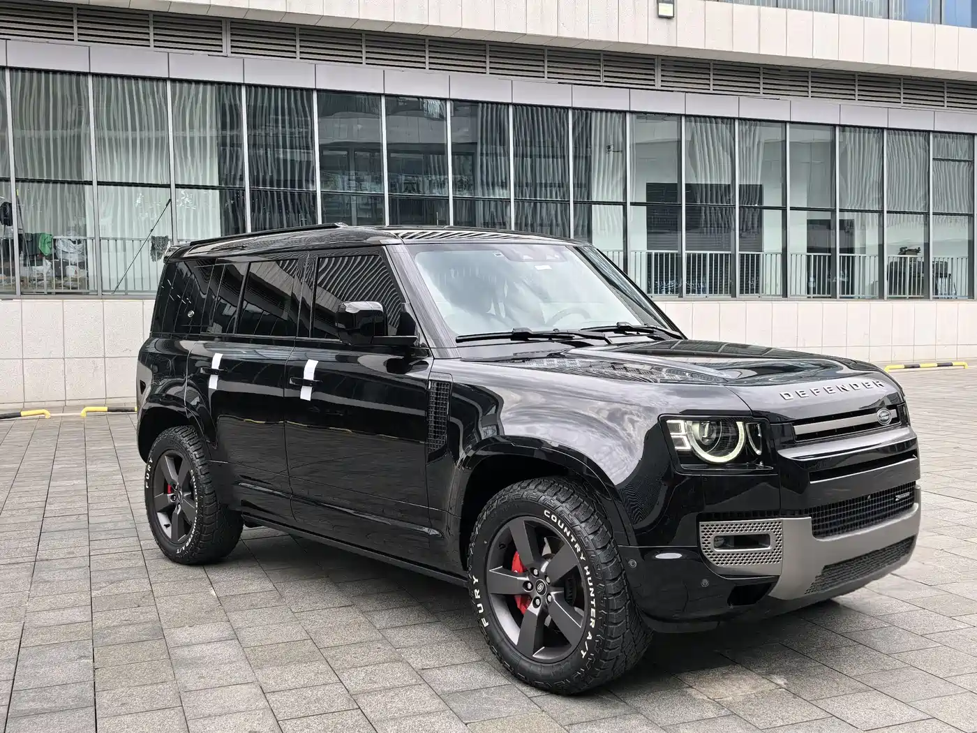 Land Rover Defender 2023 Model 110 3.0T P400 X-DYNAMIC HSE фото 3