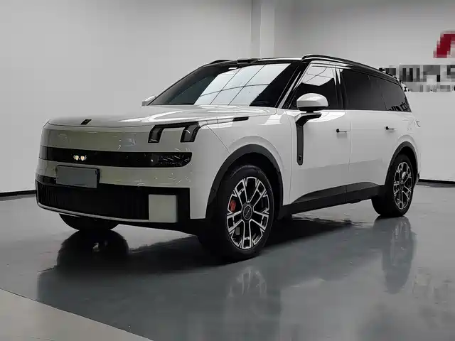LYNK & CO 900
