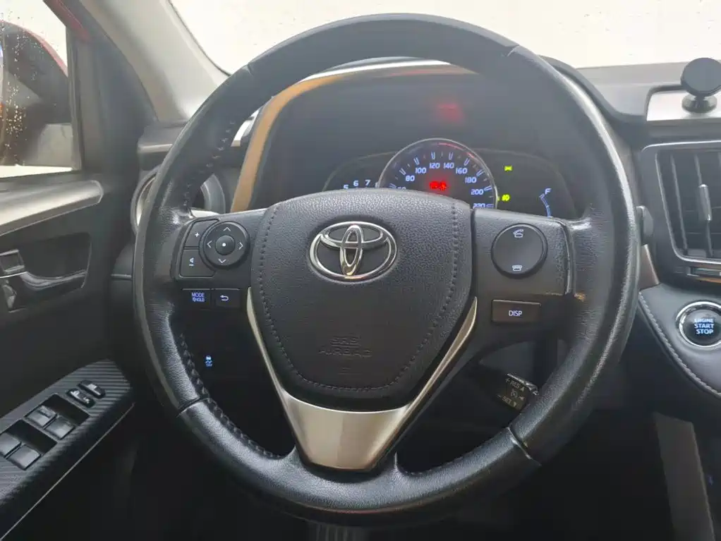 Фото 15 - Toyota RAV4