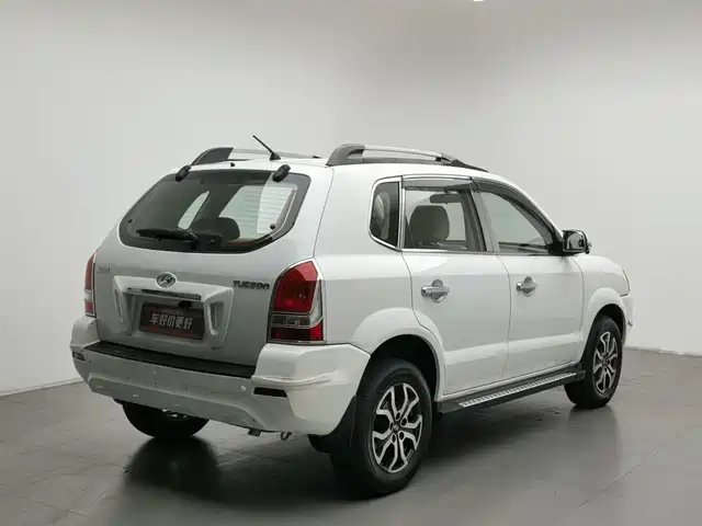 Hyundai Tucson 2013 2.0L Manual 2WD Fashion — фото 2