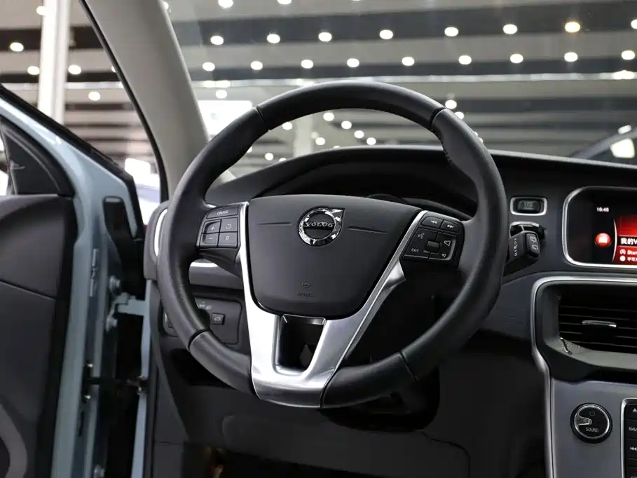 Volvo V40 2018 2018 T3 R-Design Edition