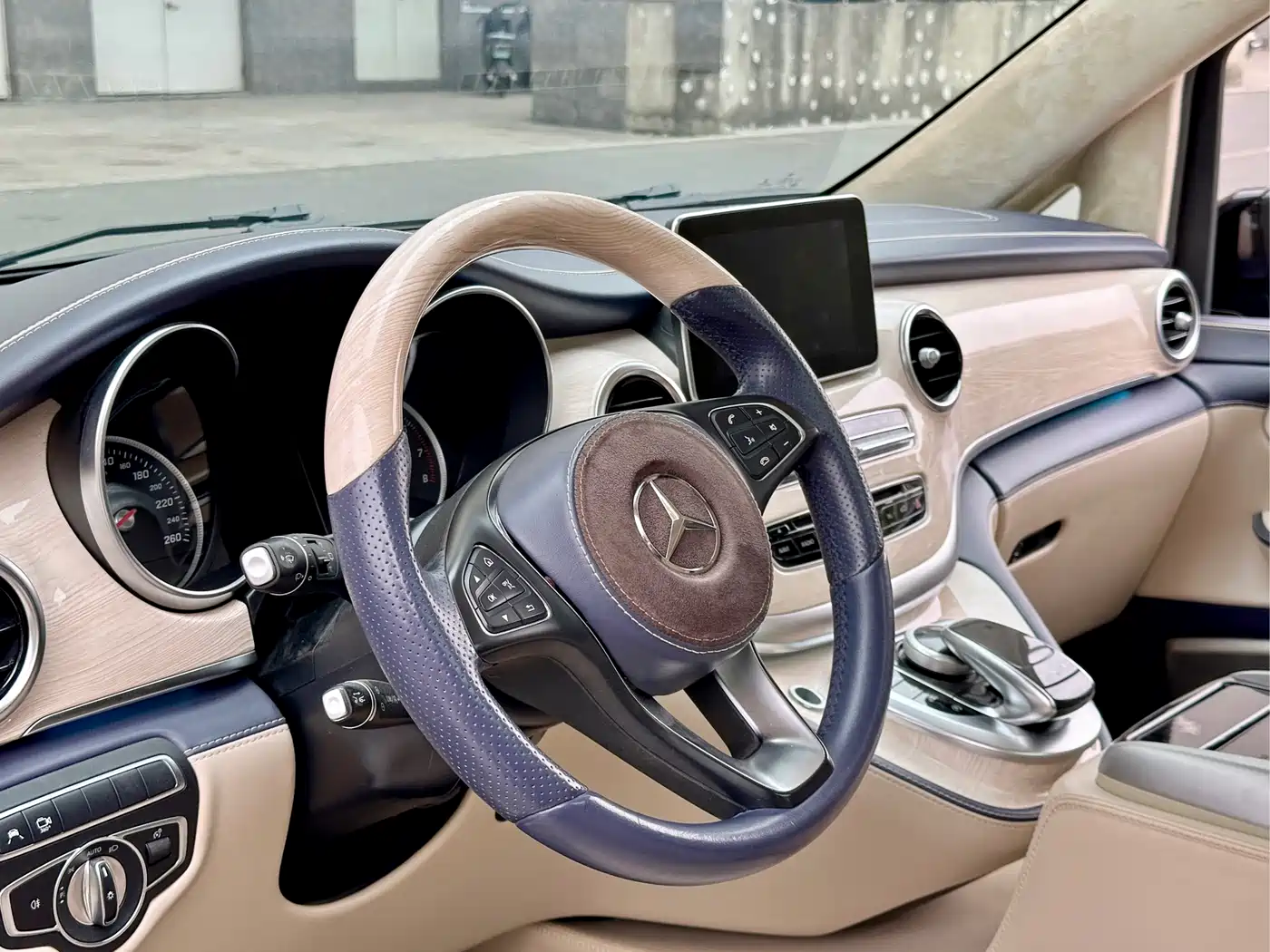 Mercedes-Benz V-Class 2017 Model V 260 L Premium Extended Edition фото 7