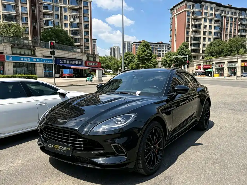 Фото 1 - Aston Martin DBX