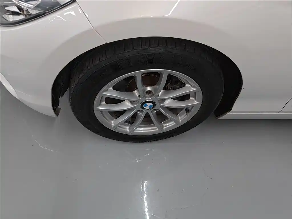BMW 1 Series (Import) 2018 118i Leading фото 23