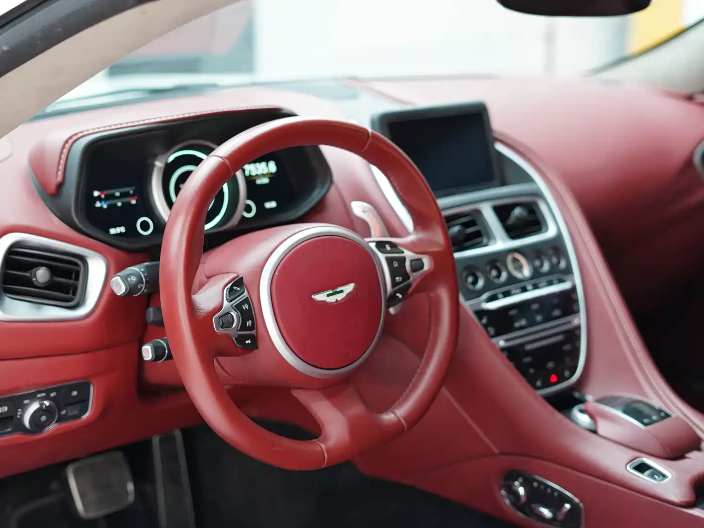 Aston Martin DB11 2020 4.0T V8 Coupe фото 8