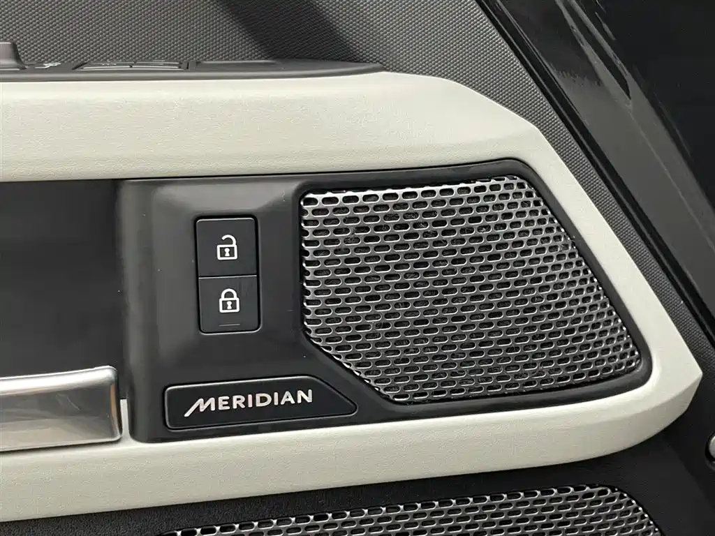 Land Rover Defender 2024 110 3.0T P400 XS фото 11