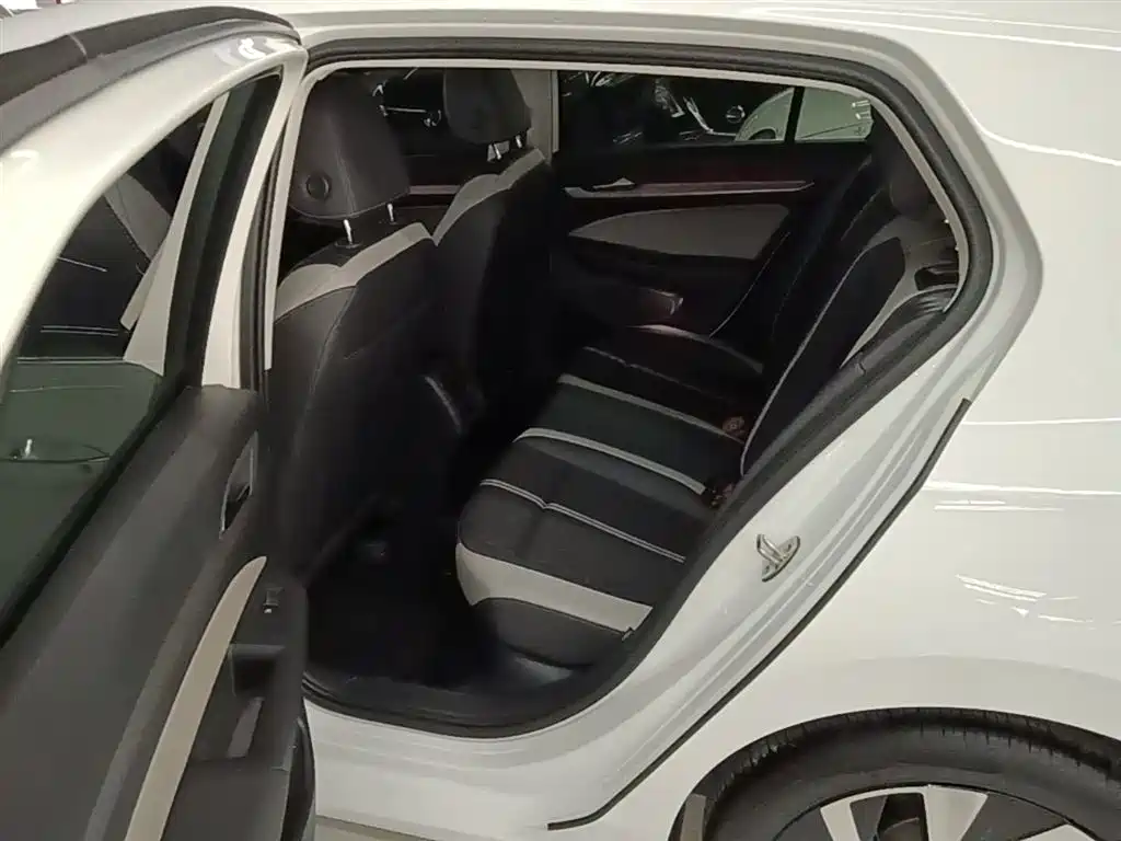 Volkswagen Golf 2025 300TSI Pro фото 17