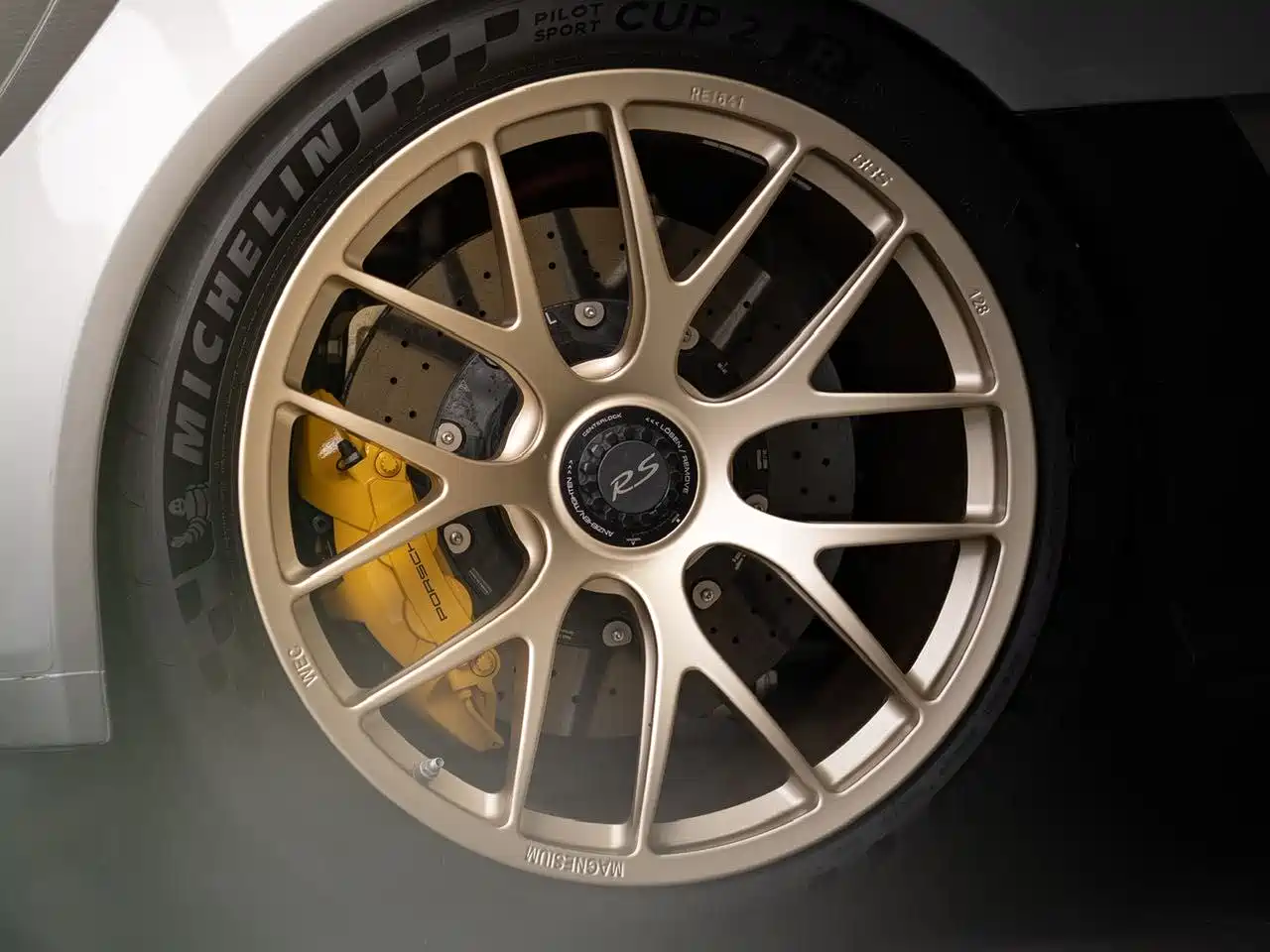 Porsche 911 2018 GT2 RS 3.8T фото 21