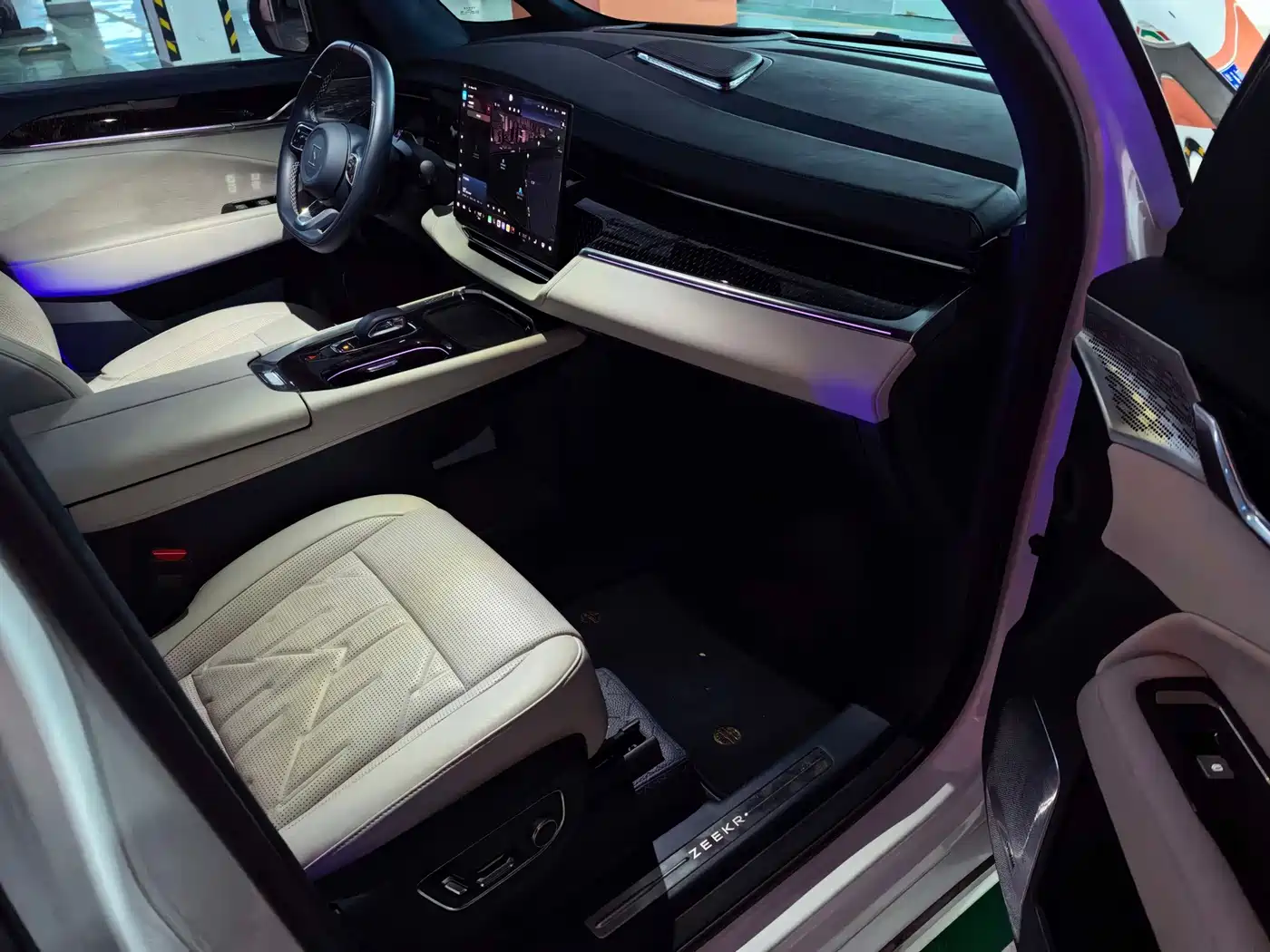 ZEEKR 009 2025 2024 6-seat Executive AWD 108kWh