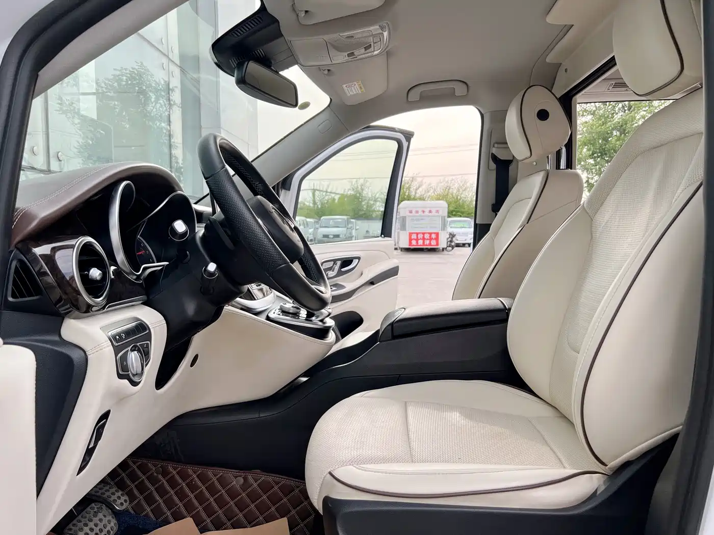 Mercedes-Benz V-Class 2018 V 260 L Premium Long Wheelbase Edition China VI фото 19