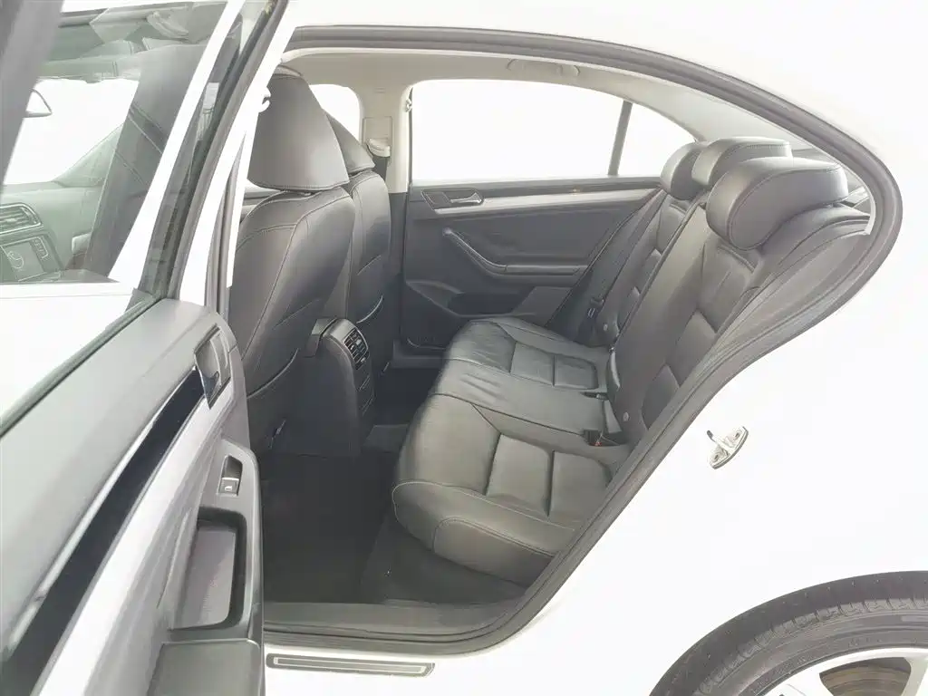 Volkswagen Sagitar 2018 280TSI DSG Spark Edition фото 15