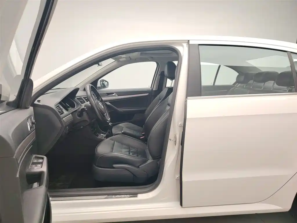 Volkswagen Lavida 2017 1.6L Manual Comfort Edition фото 10