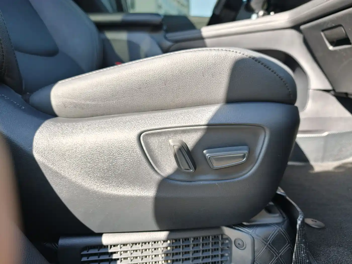 Toyota Granvia 2023 2.5L Hybrid VIP Edition фото 21