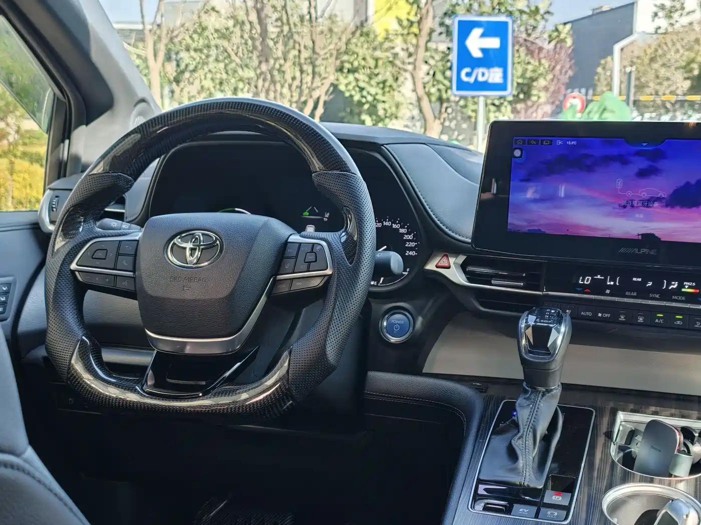 Toyota Granvia 2023 2.5L Hybrid VIP Edition фото 11
