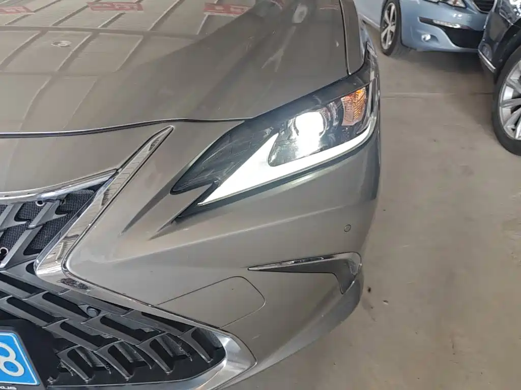 Фото 24 - Lexus ES