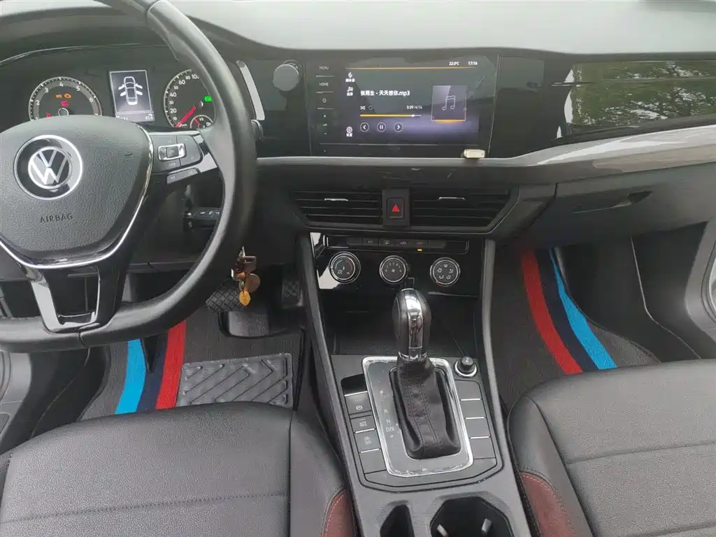 VOLKSWAGEN BORA