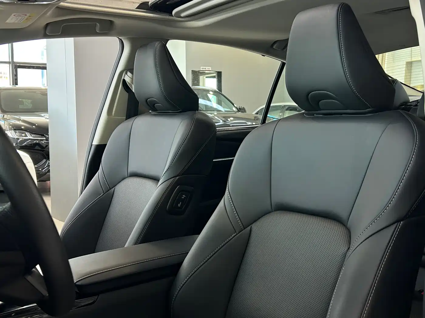 Toyota Camry 2024 Hybrid 2.0HGVP Luxury Edition фото 12