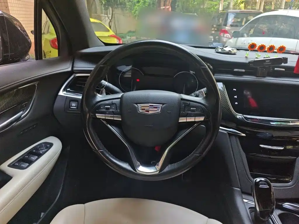 Фото 11 - Cadillac XT6