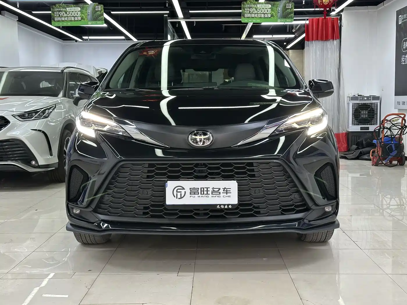 Toyota Granvia 2024 2.5L Hybrid Comfort фото 2