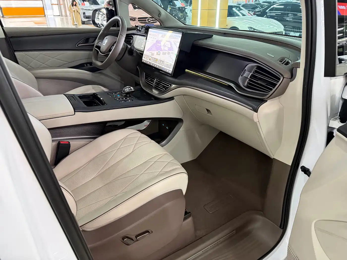 Denza D9 2022 DM-i 970 AWD Flagship фото 13
