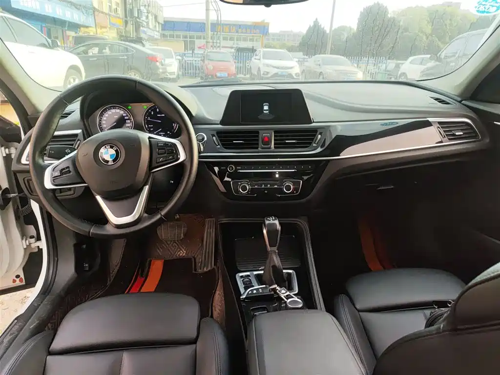 BMW 1 Series 2018 118i Sport Edition фото 10
