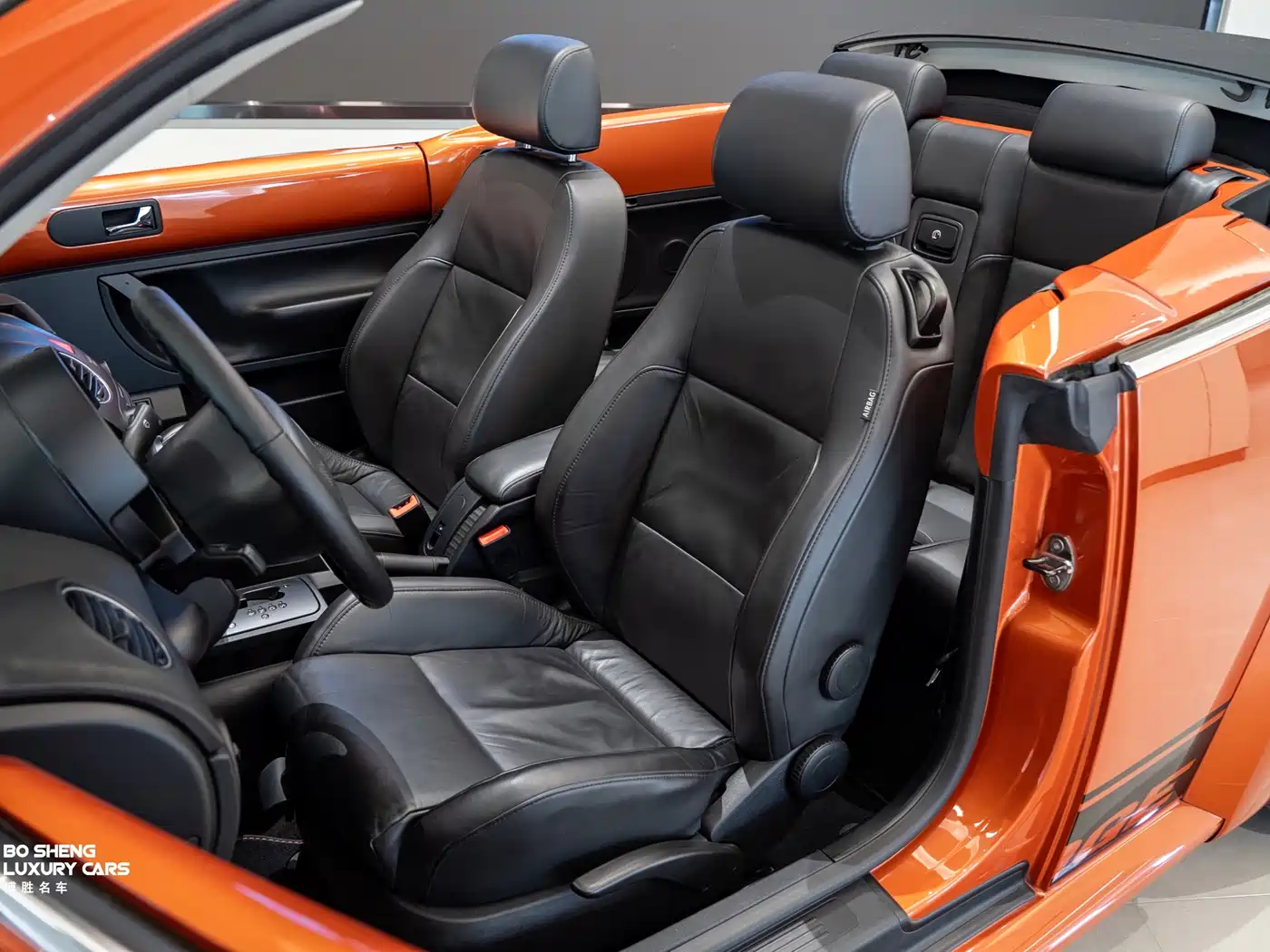 Volkswagen Beetle 2010 Model 2.0 BlackOrange Convertible Luxury Edition фото 37