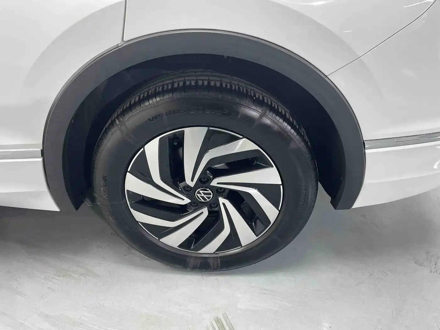 Volkswagen Tiguan L 2023 Facelift 330TSI Automatic 2WD Smart Edition фото 19