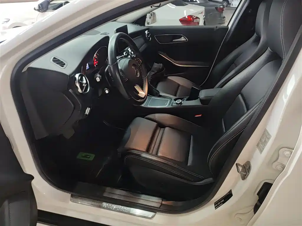 Mercedes-Benz GLA 2018 GLA 200 Dynamic фото 11