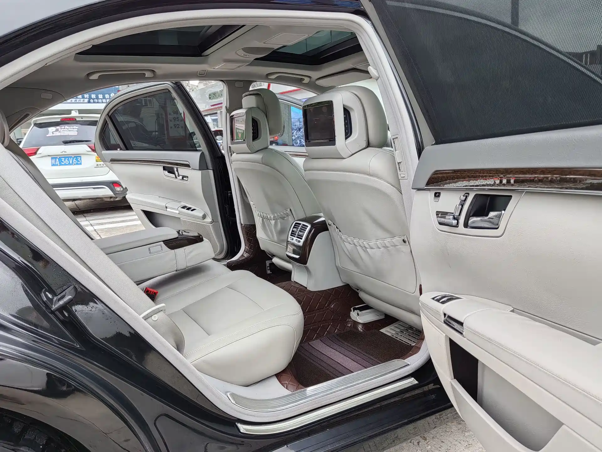 Photo 17 - Mercedes-Benz S-Class