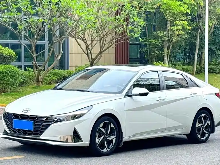 Hyundai Elantra 2021 1.5L CVT LUX Premium Edition