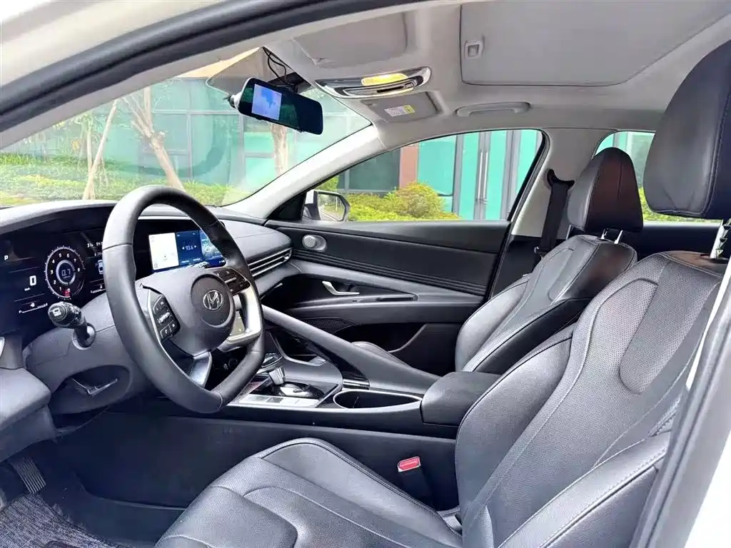 Hyundai Elantra 2021 1.5L CVT LUX Premium Edition фото 4