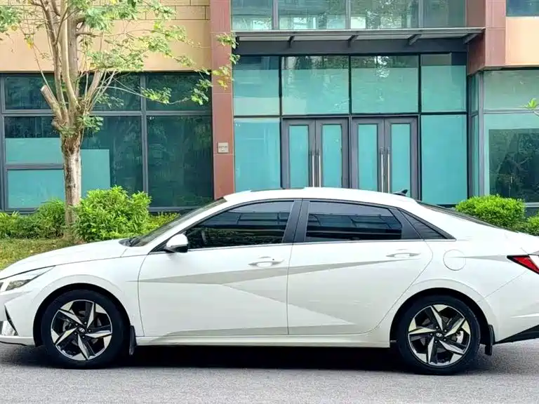Hyundai Elantra 2021 1.5L CVT LUX Premium Edition фото 10