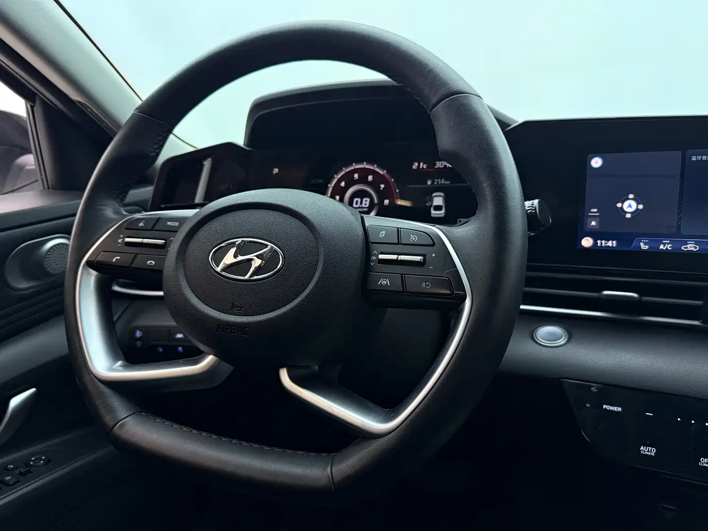 Hyundai Elantra 2022 1.5L CVT LUX Premium Edition фото 8