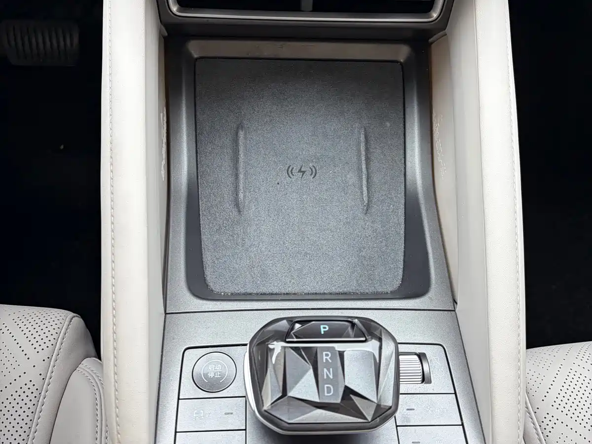 BYD Yuan UP 2024 401KM Surpass Edition фото 13